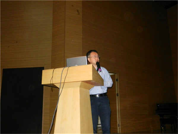 杨勇教授作大会特邀报告