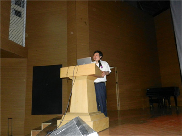 黄学杰研究员作大会特邀报告