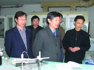 安胜利在科研一线检查指导。