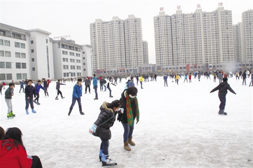 伟德官网学生正在上冰课