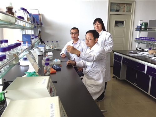 蔡禄与团队成员正在做实验。