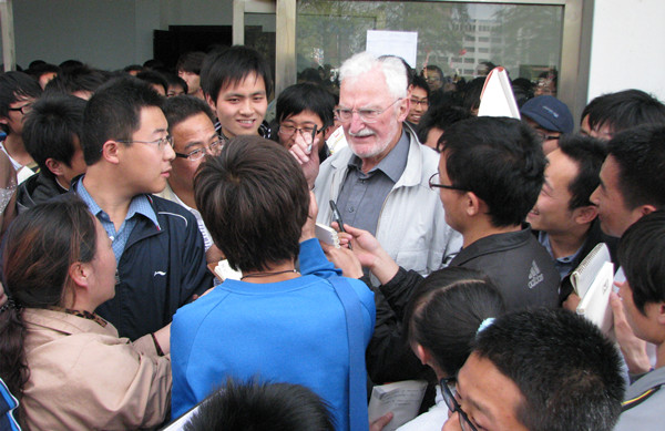 诺贝尔物理学奖获得者海因里希·罗勒博士来校讲学