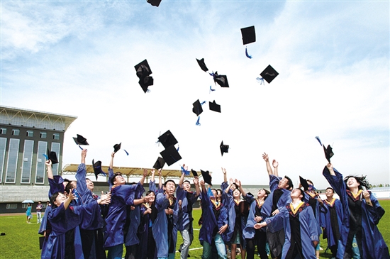 来自全国各地的学生顺利毕业