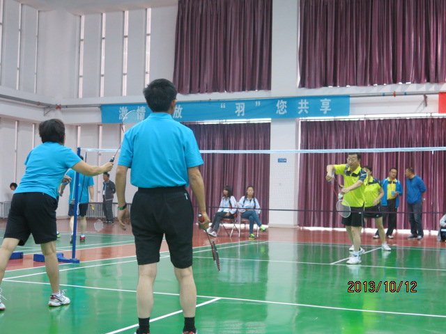 伟德官网在自治区首届高校教职工羽毛球比赛中取得优异成绩