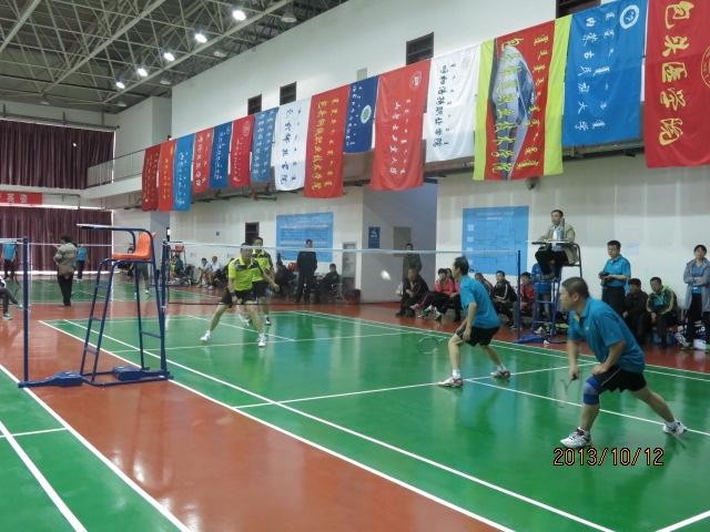 伟德官网在自治区首届高校教职工羽毛球比赛中取得优异成绩