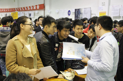伟德官网举行2014届毕业生双选洽谈会